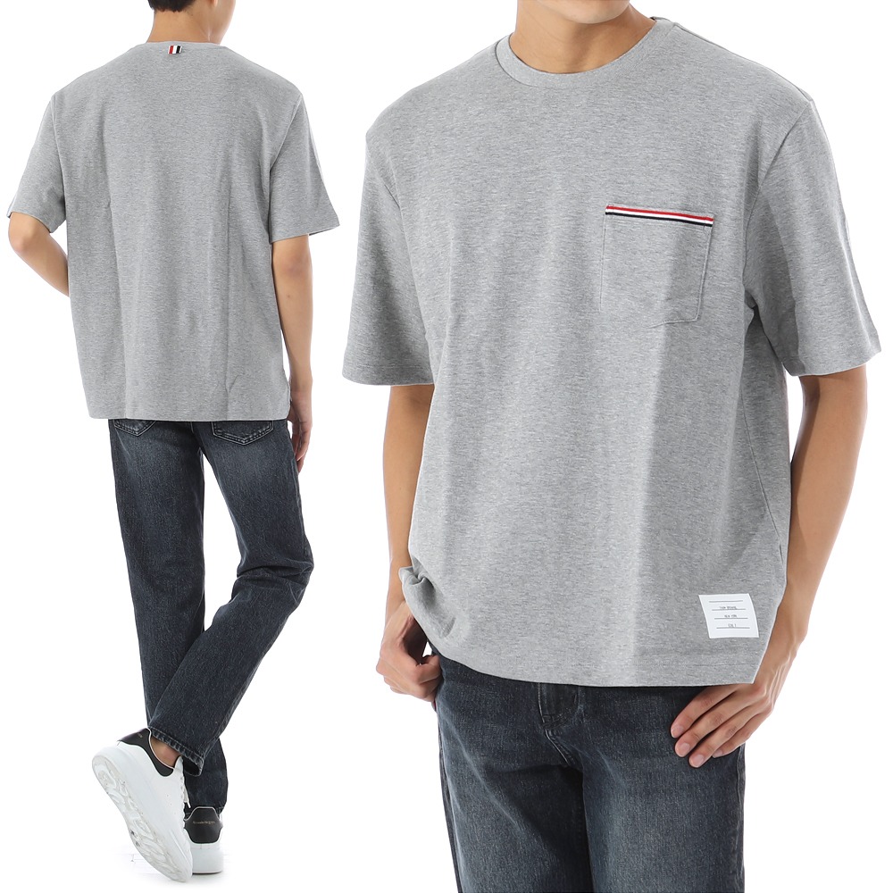 22FW 톰브라운 삼선 트리밍 포켓 오버핏 반팔 티셔츠 MJS183A 055